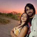 Khushi Dubey Instagram - Today is a blank canvas… But the journey awaits for you to build a masterpiece….🍁 #perfectlights #aashiqana . . . #khushidubey #zaynibadkhan #aashiqana #naturelover #beautiful #backdrop #nature #serene #vivid #colours #team #chikkisharma #acpyash #yash #chikki #khushians #hotstar #onshoot #aashiqana2onhotstar #yakki #zayshi Madh Island, Mumbai