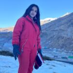 Khushi Dubey Instagram – Dashing through the snoww!!!!
Merry Christmas guyss♥️🎄
In frame: Me and Santaa!
.
.
#khushidubey #zaynibadkhan #christmas #merrychristmas #santa #jinglebells #snow #winter #season #festive #xmas #santaclause #christmasvibes #manali #cute #khushians #smile Manali, Himachal Pradesh