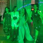 Khushi Dubey Instagram - Are you ready for #aashiqana #2 ? #walkthewalk with them #ladies @gulenaghmakhan @aanchalbudhirajaa @_khushidubey_ 💕 #streamingnow @disneyplushotstar #aboutlastnight #launchparty #bestnight 💫 . #chikki #jia Madh Island Shooting