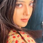 Khushi Dubey Instagram - Aisi uljhi nazar unse hatti nahi, Dil toh bacchaaa hai ji……♥️ P.s. Haven’t left any locations on the set unexplored for this onee! Hahah😋 . #khushidubey #chikki #chikkisharma #slowmotion #slowmo #feel #reelitfeelit #love #aashiqana