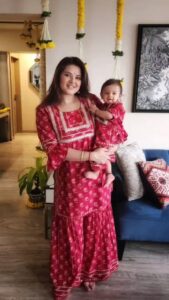 Kratika Sengar Instagram - In Sanatan Dharma, the mundan is one of 16 purification rituals known as Shodasha Samskara. The ceremony is believed to rid the baby of any negativity from their past life while promoting mental and spiritual development
#harharmahadevॐ
Outfit - mother daughter twinning in @kaajclothing