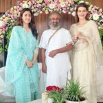 Kriti Sanon Instagram – I feel so fortunate and honoured to have met Gurudev Sri Sri Ravi Shankar in Mumbai . His smile, his energy and most importantly taking his blessings made us feel so loved. So thankful to have got time to share my thoughts with him and learn from him. Went back home with a calm mind and a happy heart. :) 😇💛 
@srisriravishankar 🙏🏻