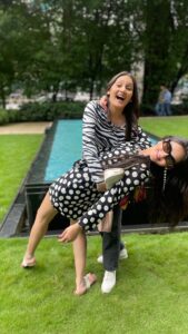 Kritika Sharma Instagram - When you have a siblings these things tend to happen ! Comment below aapke saath kaunsi sititauon hoti hai ? 

#réel #trendingreels #siblings #sisters #fight #explorepage✨