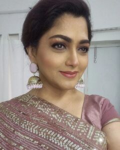 Kushboo Instagram - She who leaves behind a trail of glitter is never forgotten!! Sparkle and shine!! 💗💗💗💗💗