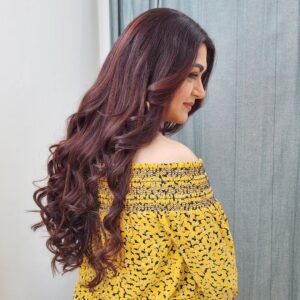 Kushboo Instagram - Life always gives reasons to make your life colorful. Give me your choice.. mauve or yellow?? 💜💛💜💛