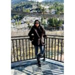Lahari Shari Instagram - Always take the scenic route.🏔❄️🖤 #happysunday #mountains #pinetrees #snow #loveit #beautifulseen #lifeisajourney Manali, Himachal Pradesh
