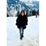 Lahari Shari Instagram - I know a little more how much a simple thing like a snowfall can mean to a person🏔❄️🖤 #snow #manali #snowallover #happylife #lovesnow #snowfall #positivevibes Manali, Himachal Pradesh