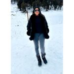 Lahari Shari Instagram - I know a little more how much a simple thing like a snowfall can mean to a person🏔❄️🖤 #snow #manali #snowallover #happylife #lovesnow #snowfall #positivevibes Manali, Himachal Pradesh