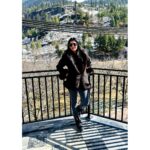 Lahari Shari Instagram - Always take the scenic route.🏔❄️🖤 #happysunday #mountains #pinetrees #snow #loveit #beautifulseen #lifeisajourney Manali, Himachal Pradesh