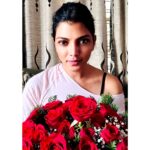 Lahari Shari Instagram - True love is like little roses, sweet, fragrant in small dose🌹 #rose #truelove #loveforever #happylife #positivethoughts #lifeisbeautiful Hyderabad