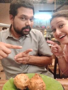 Laila Mehdin Instagram - Can you guess who's favourite is Egg Bonda? 🤣

@actor_vivekprasanna

#funnypics
#muttebonda