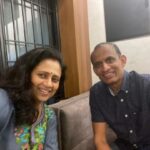 Lakshmy Ramakrishnan Instagram - My classmate , meeting after 41 years!!! We never spoke to each other when in School😀 @BostonMohan Chudamani Nurani Hariharan and some of our other classmates were recollecting some hilarious flash cuts, hehe, sort of #96 types🙃 #Schoolmates bonding is unbelievable !