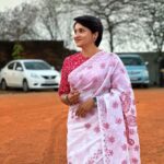 Lena Kumar Instagram – Cotton for the summer 

#cotton #saree #summer #wear #actress #malayalam #red #white Kerala