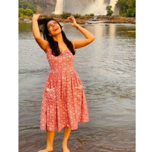 Leona Lishoy Instagram - Happiness for no special reason 💖
Wearing @kahani_stories_in_thread 
.
.
#throwbackpic #April’22
