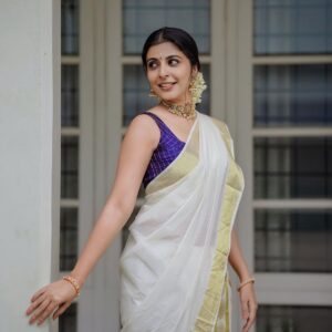 Leona Lishoy Instagram - 🌼Onam ‘22🌼
.
.
📸 @vyshnavphotography 
Edit @vishnu_thachan 
Hair @makeover__by__swetha