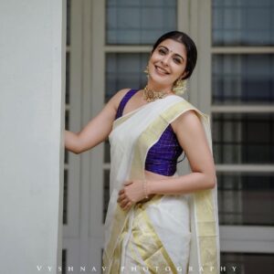 Leona Lishoy Instagram - 🌼Onam ‘22🌼
.
.
📸 @vyshnavphotography 
Edit @vishnu_thachan 
Hair @makeover__by__swetha