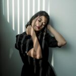 Leona Lishoy Instagram - Daffy Duck 😜✨ Photography : @nostalgiaevents.in Coordination : @pin.social Styling: @drape_stories_ Mua : @makeupartist_jyotibutola Location : @brdluxe BRD LUXE