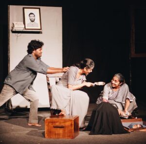Leona Lishoy Instagram - Molly chechi and ‘a very normal family’ 🤎
.
.
World theatre day reminded me of this team and that day on stage! 
Missed @thethirdeyeofsanjaya , @arvindvenu and @theprawncis in the pics :(

📸 @sk_abhijith 
Play @averynormalfamily 
#avnf