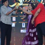 Lisha Chinnu Instagram - 🎥📽️🎤📺 So i have to mention tat it wasn't easy for me to bring tis person to receive tis award. She was like No No No what have i done. And I'm like 🤔 🤔🤔What ??? Mammmmm how many life have you created. Shows from Jodi No to Super singer to current hit Cook with comali & d list goes on, All these superhit shows are directed and produced by her and @mediamasons. I shld thank @ravoofa.h.k mam who helped me to bring her down from Hyderabad to receive the award.. Calls went up and down . Tis shows how much she is passionate about her work. She is a pure example and inspiration for me and huge young audience. When PPL are doing all possible way to become popular and here you meet a person with simplicity.. Thank you so so much making tis event huge success. And @ddneelakandan My Special thanks to DD, she was first few person who i discussed about event and told her tat i want to bring someone from television I did not finish she is like Prathima... !! I'm like omg you just read my mind. Thank you @pradeepmilroy for presenting tis award and sharing some best moments memories with us..!!! @aravindkarnee @priyankank @kj_iyenar @maanasi.k @sridharsena Tat was so sweet of you guys to be thr to celebrate with us.. Now d time arrived- Meet our wonderwomen of television .. @dodawards2022 take pride in honouring @prathimacuppala Excellence in Television profession....
