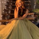 Madalsa Sharma Instagram - Mood….🎶💚 #reels #reelsinstagram #madalsasharma #kavya #videooftheday #instadaily #instavideo #instagood #instamood #mood #trending #trendingreels #reelitfeelit #reelkarofeelkaro #reeloftheday #reelit #love #actorslife