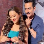 Madalsa Sharma Instagram - Maafi maangne ka aisa tareeka kya aapne pehle kabhi dekha hai?!😅😜 Maine pehli baar dekha aur mein nikal li….😂🤪 #vanya @sudanshu_pandey #reels #reelsinstagram #madalsasharma #sudhanshupandey #vanraj #kavya #videooftheday #instadaily #instavideo #instagood #instamood #mood #trending #trendingreels #reelitfeelit #reelkarofeelkaro #reeloftheday #reelit #love #actorslife