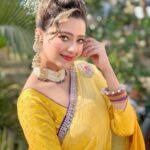 Madalsa Sharma Instagram - Your life is as good as your mindset and it’s much better when you are living in the present moment….💛💛 #quoteoftheday #thoughtoftheday #madalsasharma #kavya #picoftheday #postoftheday #instadaily #instapic #instagood #instamood #mood #love #actorslife