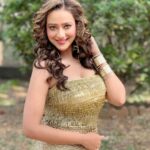 Madalsa Sharma Instagram - It’s not how much we have, but how much we enjoy that makes happiness✨✨ #quoteoftheday #thoughtoftheday #madalsasharma #kavya #picoftheday #postoftheday #instadaily #instapic #instagood #instamood #mood #love #actorslife