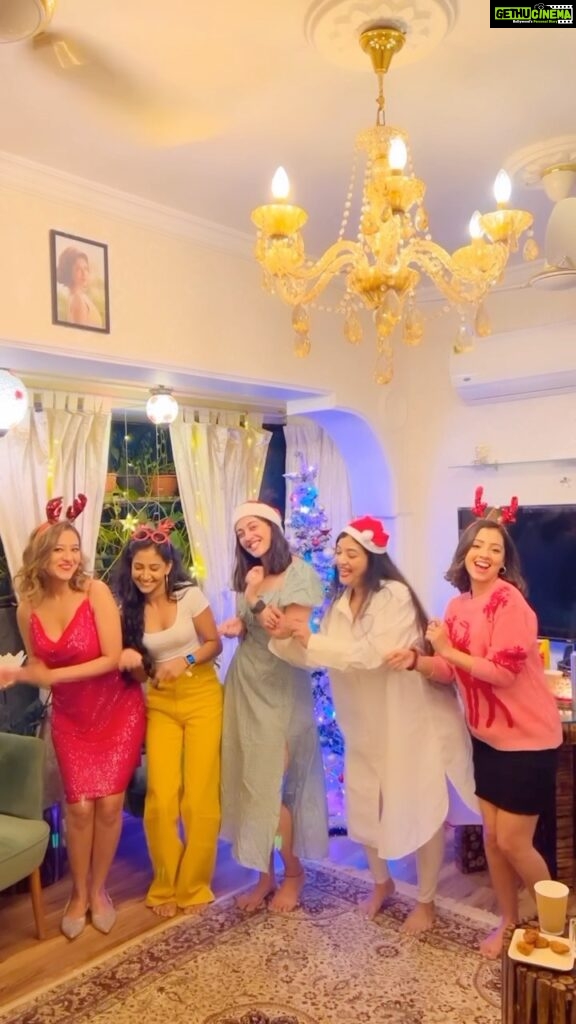 Madalsa Sharma Instagram - Had sooo much fun last night 🎄🎁❤️ Love you @sheelassharmaa thank you for making our Christmas special! ❤️🎁 #merrychristmas #rabbsehaidua #rshd