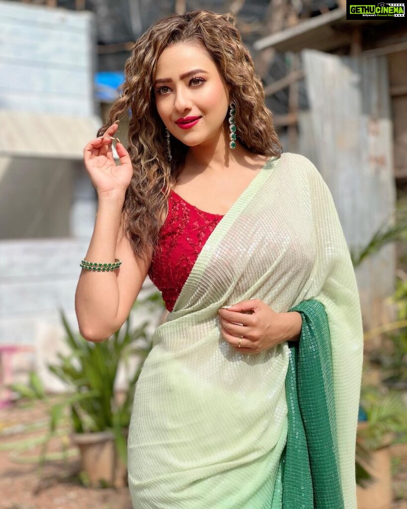 Madalsa Sharma Instagram - It’s all about finding the calm in the chaos….💚 #quoteoftheday #thoughtoftheday #madalsasharma #kavya #picoftheday #postoftheday #instadaily #instapic #instagood #instamood #mood #love #actorslife