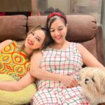 Madalsa Sharma Instagram - Itna mushkil yeh gaana zara gaake dikhaana🤔🥰😉🤪 @sheelassharmaa ❤️❤️❤️❤️ #reels #reelsinstagram #madalsasharma #sheelasharma #motherdaughter #kavya #videooftheday #instadaily #instavideo #instagood #instamood #mood #trending #trendingreels #reelitfeelit #reelkarofeelkaro #reeloftheday #reelit #love #actorslife