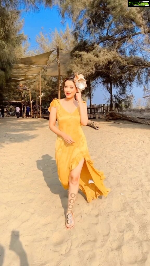 Madalsa Sharma Instagram - Caption this….💁‍♀️😅😉🤪 #reels #reelsinstagram #madalsasharma #kavya ##beachlife #islandgirl #videooftheday #instadaily #instavideo #instagood #instamood #mood #trending #trendingreels #reelitfeelit #reelkarofeelkaro #reeloftheday #reelit #love #actorslife