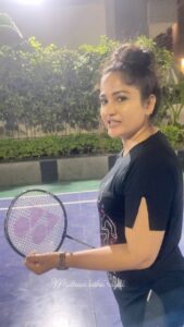 Madhavi Latha Instagram - Over Action ante itlundali telsa meeku @bezawada_bebakka  #batmenton #timepass #fun #plytime #workout #nadhavilatha