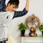 Madhavi Latha Instagram - Day-2 Natyam practice … feeling very difficult but my passion towards Natyam is very strong and i can make it… what ever it may be i will do it….. #natyam #kuchipudi #dance #internationaldanceday