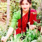 Madhavi Latha Instagram - Alaaaaa Andamaina ma Thotalooo degree 1st year chaduvutunna rojullo…. Modati langa voni konna anandam loooo alaaaa alaaaaaa. అలా అందమైన మా పెరట్లో డిగ్రీ 1st year లో కొత్త లంగా వోణి కొన్న ఆనందం లో సరదాగా తీసుకున్న ఒక జ్ఞాపకం అన్నట్లు అంత పొడవు జడలు ఉండేవి సుమీ