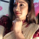 Madhavi Latha Instagram - Abba appati songs lo entha meaning ennisarlu vinna goosebumps vastayii #feelgood #songs #emotions #lovesongs #meaningfull #madhavilatha #reelsinstagram