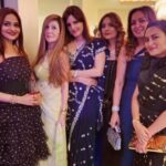 Madhoo Instagram - @simonenaturallyinspired 🥰❤️❤️❤️❤️❤️ @imeshadeol @malzkhan @latapatel1 @farahkhanali @kuns.111 @lailalamba @krishikalulla 🌻