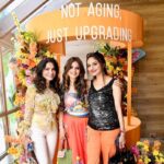 Madhoo Instagram - @tanazdoshi @queeniesinghh I love the #photobooth NOT AGEING ONLY UPGRADING 🌼🌼🌼