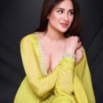 Mahira Sharma Instagram - 〽️ Outfit by : @jigarmaliofficial 📸 : @riyabajaj_photography Rings by : @the_jewel_gallery Styling : @tiara_gal @akansha.27 👠: @urbantoes
