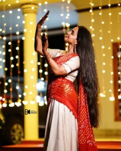 Malavika Krishnadas Instagram - 🌚✨ 
.
Mehendi : @brownhue_mehendi 
Outfit : @byhand.in 
Styling : @sabarinathk_ 
PC: @bhavinesh_bharathan
Nails : @ftv_salon_thrissur
