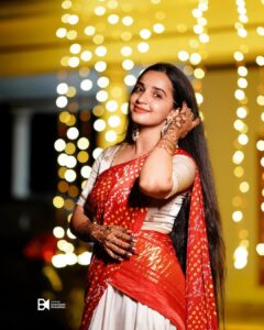 Malavika Krishnadas Instagram - 🌚✨ 
.
Mehendi : @brownhue_mehendi 
Outfit : @byhand.in 
Styling : @sabarinathk_ 
PC: @bhavinesh_bharathan
Nails : @ftv_salon_thrissur