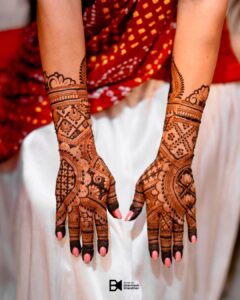 Malavika Krishnadas Instagram - 🌚✨ 
.
Mehendi : @brownhue_mehendi 
Outfit : @byhand.in 
Styling : @sabarinathk_ 
PC: @bhavinesh_bharathan
Nails : @ftv_salon_thrissur
