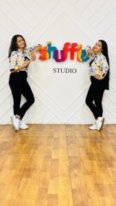 Malavika Krishnadas Instagram - Going with the trend ✨

Fun choreo by @sanjay.sunil 💃🏻

VC : @shyam_doc 😎

Space : @shuffle_studio ❤️‍🔥