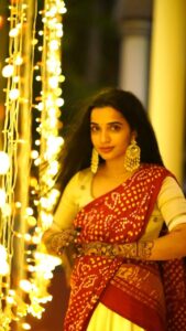 Malavika Krishnadas Instagram - 🌝✨
Mehendi : @brownhue_mehendi 
Outfit: @byhand.in 
Styling : @sabarinathk_ 
VC: @bhavinesh_bharathan