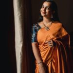 Malavika Krishnadas Instagram - The Golden Hour ✨ . PC : @portraits_by_shone Saree : @jayalakshmionline Ornaments: @kushalsfashionjewellery