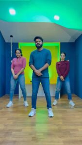 Malavika Krishnadas Instagram - Jimikki ponnu in shuffle style ❤️🕺
TAG US AND RECREATE THIS CHOREO… 
Use #shufflejimikki 😎

Choreo : @shyam_doc 
Dancers : @shyam_doc @malavika_krishnadass @annaprasadofficial 
Space : @shuffle_studio 
Vc : @vishnu._.mj 

#shyamdocchoreo #shuffle #jimikkiponnu #doctor #dancer #trendingreels #tamil #varisu #instareels