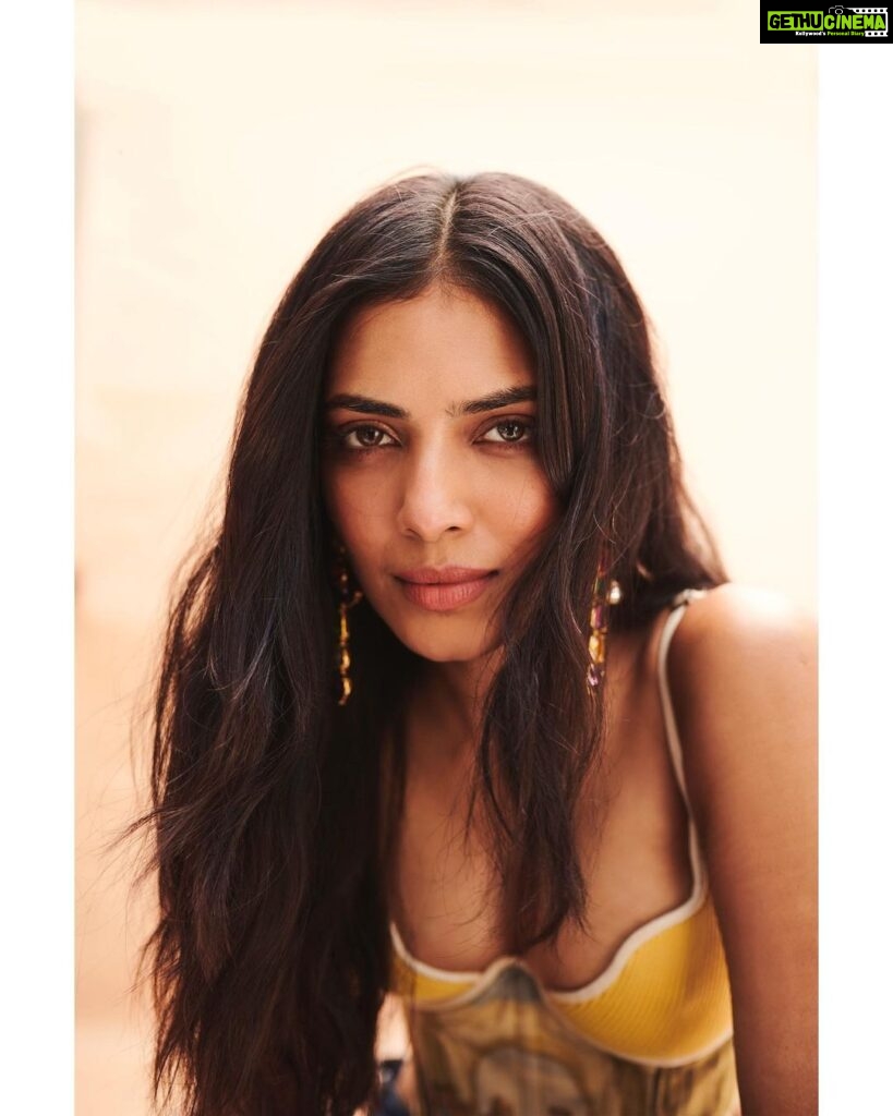 Malavika Mohanan Instagram - Hey 💛☀️ 📸 @manasisawant Makeup @eshwarlog Hair @arvindkumar_hair Styled by @artcantbebothered Pants @twopointtwostudio Top @that.antiquepiece Earrings @isharya PR @theitembomb