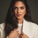 Malavika Mohanan Instagram - Yesterday in Whites & Gold for a @pantene_india event 🤍 ✨ 📸 @sheldon.santos Styled by @spacemuffin27 Hair @bbhiral Makeup @makeupbyanighajain Earrings @tanzire.co Rings @timelessjewelsby_s @sakshijhunjhunwalaofficial Heels @louboutinworld