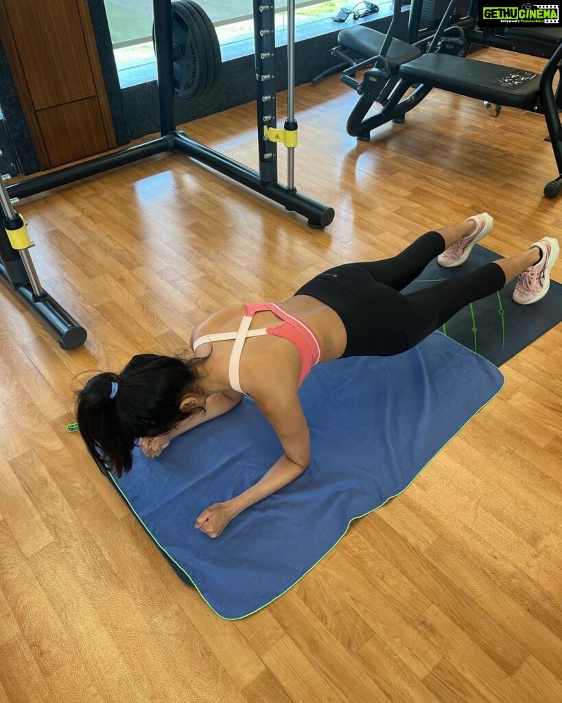 Malavika Mohanan Instagram - Plank baby for life 🧘‍♀️ Most low maintenance exercise to do, no? Anywhere, anytime for a couple of minutes and you’ve worked pretty much all your main muscles. And all you need is a yoga mat or a towel 🙃 Who else likes planks as much as I do? 🐣 📸 @klinton81