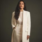 Malavika Mohanan Instagram - Yesterday in Whites & Gold for a @pantene_india event 🤍 ✨ 📸 @sheldon.santos Styled by @spacemuffin27 Hair @bbhiral Makeup @makeupbyanighajain Earrings @tanzire.co Rings @timelessjewelsby_s @sakshijhunjhunwalaofficial Heels @louboutinworld