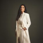 Malavika Mohanan Instagram - Yesterday in Whites & Gold for a @pantene_india event 🤍 ✨ 📸 @sheldon.santos Styled by @spacemuffin27 Hair @bbhiral Makeup @makeupbyanighajain Earrings @tanzire.co Rings @timelessjewelsby_s @sakshijhunjhunwalaofficial Heels @louboutinworld